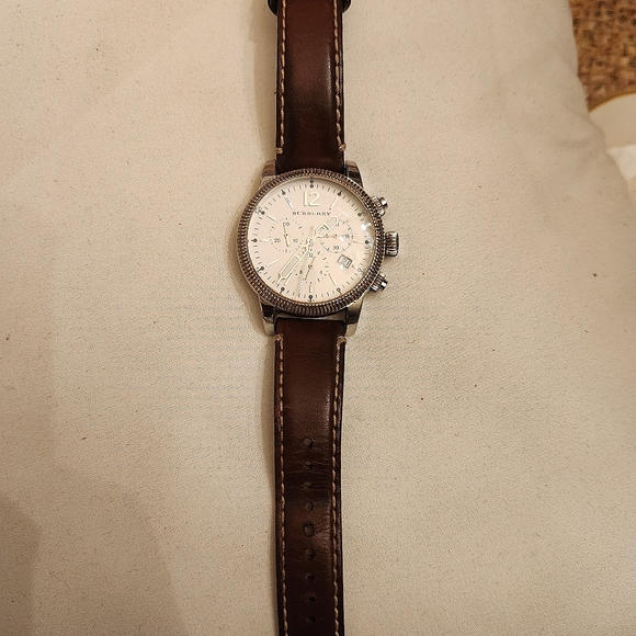 Burberry watch - Picture 3 of 5